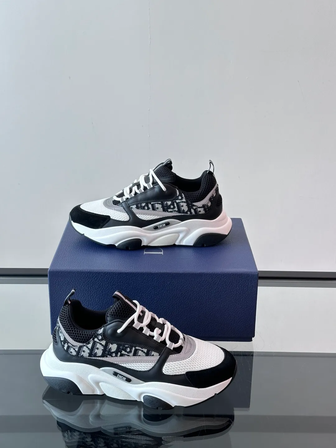Factory price: 480💰 ◾️▫️Dior D®️ x 🆕 (high version) B22 men's jogging fashion sneakers, this single product draws inspiration from retro jogging shoes. It adopts a thick low-top design, with an upper made of black cow leather and mesh fabric, and a black and white engraved rubber sole. Black mesh fabric tongue and heel counters complement black laces, with an embossed "Di~r" logo embellishment on the side. These sneakers can be mixed and matched with a classic suit for a sporty chic look! Size: 39-45 (38, 46, 47 can be customized)